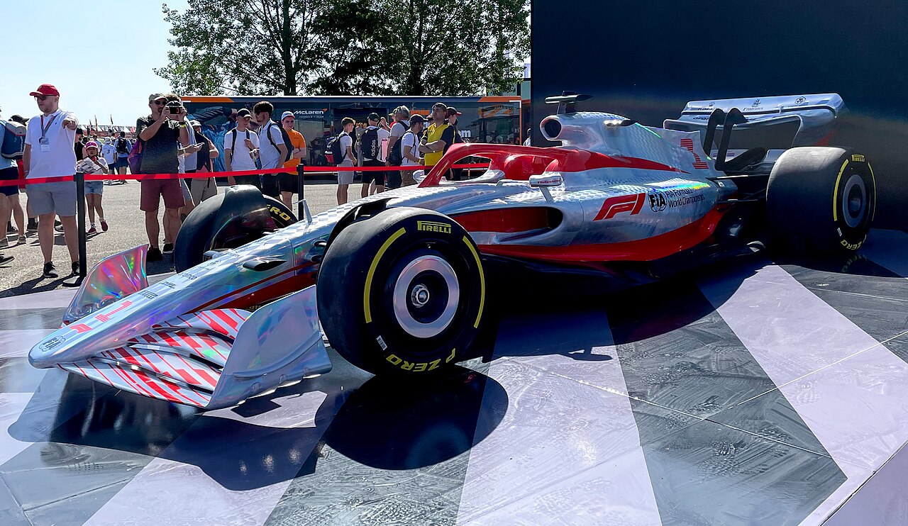Monoplace de Formule 1 moderne sur circuit